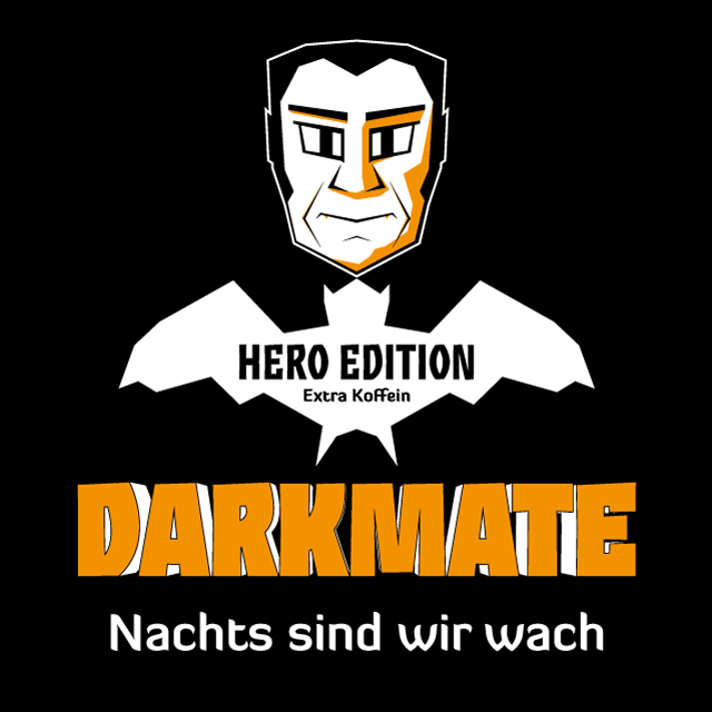 Vampirkopf und Fledermaus mit Text: »DarkMate. Nachts sind wir wach. Hero Edition – Extra Koffein.«